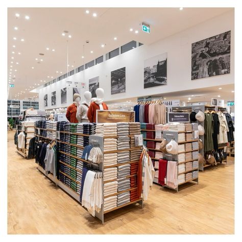 Discover the harmony of simplicity and heritage. Our new store design at Roma Termini showcases UNIQLO’s minimalist philosophy, with neutral displays framing the timeless beauty of the city. Every detail, from hidden back-of-house areas to expansive glass walls, is crafted to offer a smooth and immersive shopping experience. @uniqloeurope @stazionediromatermini #ThirtyoneDesign #ThirtyoneProjects #UNIQLO #uniqlotermini #RomaTermini #retaildesign #grandistazioniretail #stazionediromatermi... Uniqlo Store, Eternal Beauty, Design Management, Glass Walls, Frame Display, The Train, Retail Design, Train Station, Store Design