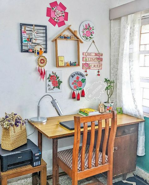 Indian Home Wall Decor, Desi Room Aesthetic, Indian Study Table Decor, Study Room Decor Indian, Colorful Room Decor, Girly Room Decor, Indian Room Decor, Indian Bedroom Decor, Simple Living Room Decor