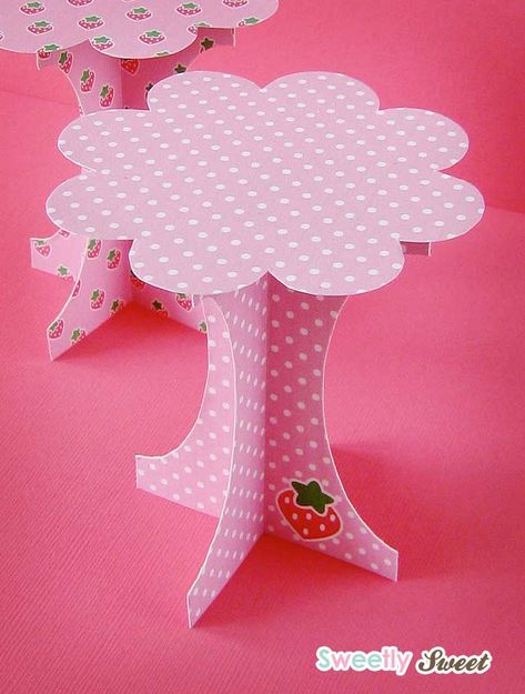 free printable DIY cupcake stand...you could always use the printout as a template and cut out of whatever paper you like! Paper Cupcake Stand, Mini Cupcake Stand, Cardboard Cupcake Stand, Diy Cupcake Stand, Kerajinan Diy, Diy Cupcake, Strawberry Shortcake Party, High Tea Party, Diy Cupcakes