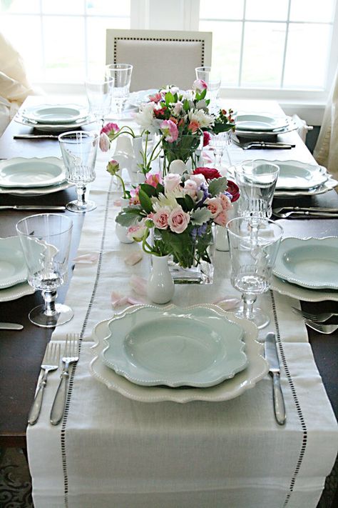 I thought it would be fun to round-up some beautiful Easter table settings to inspire you Girls Luncheon, Pastel Table, Dinner Tablescape, Flowers In Vases, Spring Table Settings, Dinner Setting, Tafel Decor, Spring Dinner, Easter Table Settings