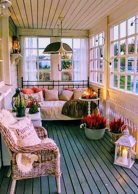 Balcon Mic, Vstupná Hala, Balkon Decor, Pergola Diy, Sleeping Porch, Sunroom Decorating, Enclosed Porches, Sunroom Designs, Sun Porch