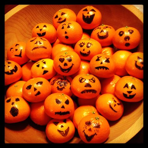 Halloween Tangerine Addams Family Theme Party, Halloween Carving, Class Snacks, Class Treats, Halloween Care Packages, Fruit Creations, Kids Lunches, Halloween Sweets, Farmhouse Halloween