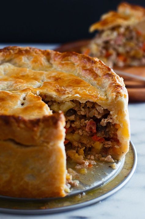 You can make a Game of Thrones Frey Pie with ground pork instead of ground Frey.Get the recipe for Game of Thrones Frey Pie British Pork Pie, Buttermilk Pie Crust, Pork Pie Recipe, Meat Pie Recipe, Savory Pies Recipes, Buttermilk Pie, Shepherds Pie Recipe, Meat Pies, Tomato Pie