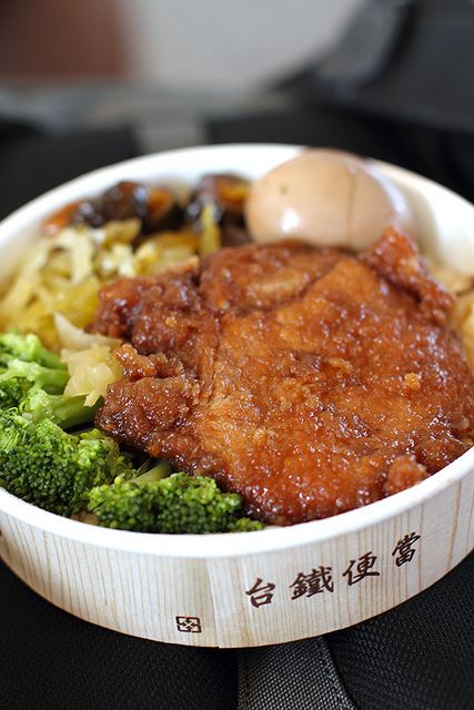 Bento, a must-eat when taking the TRA train 台鐵便當 Taiwanese Cuisine, Taiwan Food, Taiwanese Food, Bento Recipes, Molecular Gastronomy, Beef And Noodles, Bento Box, Easy Cooking, Clean Eating Recipes