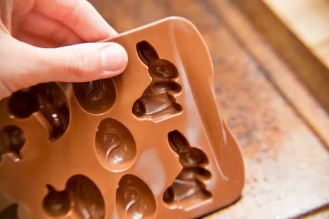 How do I Use Silicone Molds With Chocolate? How To Use Silicone Molds For Chocolate, Chocolate Silicone Molds Recipes, Candy Molds Recipes, Chocolate Molds Recipe, Sweets Tray, How To Melt Chocolate, Silicone Molds Recipes, Chocolate Molding, Homemade Chocolate Candy