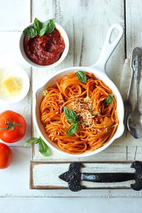 This truly is the BEST 20-minute red sauce spaghetti recipe. Find how to make healthy dinner recipe 20-minute red sauce spaghetti. Best Red Sauce, Red Sauce Spaghetti, Pasta Red Sauce, Dinner Ideas Pasta, Pasta Mama, November Recipes, Red Sauce Pasta Recipe, Sauce Spaghetti, Red Sauce Pasta