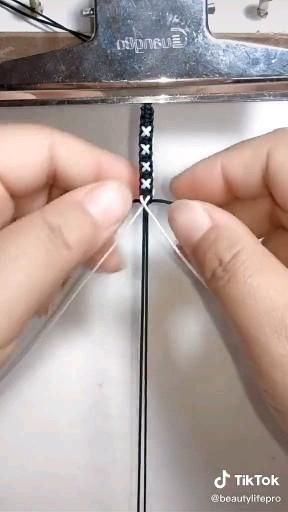 COMO FAZER PULSEIRAS/BRACELET [Video] | Diy friendship bracelets tutorial, Friendship bracelets diy, Diy bracelets patterns Diy Friendship Bracelets, Bracelet Video, Hadiah Diy, Pola Macrame, Kraf Kertas, Diy Friendship Bracelets Tutorial, Bracelets Tutorial, Diy Bracelets Tutorials, Friendship Bracelets Tutorial