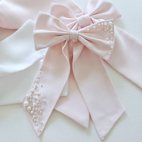 Bespoke large bow in pink satin .  Hand beaded pearl bow tails for a soft sparkle and a touch of elegance. Size: 9 inches. Materials: Satin , pearl beads Finish: Alligator clip. Hair Bow Design, Bow Clips Diy, Pearl Hair Bow, Bow With Pearls, Blush Bridal Showers, Beaded Bow, Types Of Bows, Homemade Bows, Diy Hair Accessories Ribbon