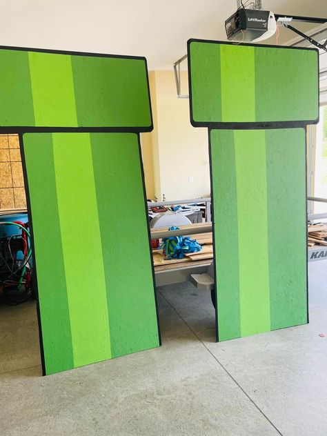 Super Mario Outdoor Party, Mario World Party Decor, Mario Backdrop Ideas, Level Up Mario Birthday, Mario Bros Props, Mario Brothers Backdrop, Mario Kart Photo Booth, Super Mario Room Diy, Mario Cart Halloween Decorations