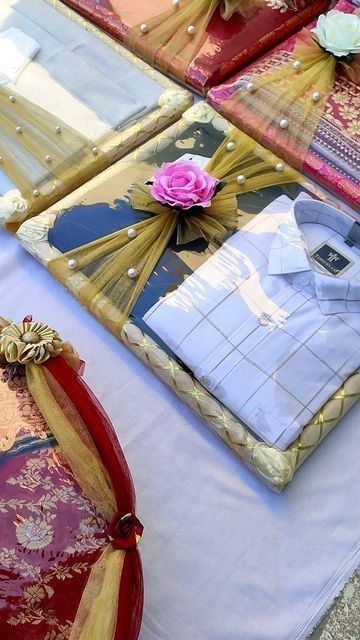 Sadi Gift Packing, Purse Packing Ideas For Gift, Men Clothes Packing Ideas For Gift, Dulhan Clothes Packing, Innovative Gift Ideas, Clothes Packaging Ideas For Wedding, Roka Ceremony Gifts For Groom, Engagement Packing For Groom, Groom Clothes Packing Ideas