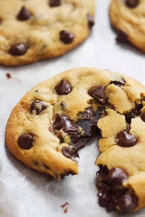 Big Chocolate Chip Cookies, Stuffed Chocolate Chip Cookies, American Cookies, Fudge Cookies, Delicious Cookie Recipes, Hot Fudge, Eat Dessert, Chocolate Chip Cookie, Yummy Cookies