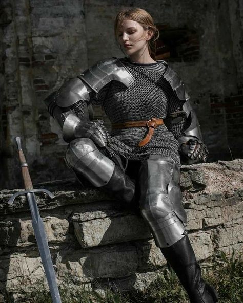 Lady Armor, Woman In Armor, Armor Female, Sca Armor, Knight Warrior, Top Cosplay, Plus Size Cocktail, Medieval Woman, Half Elf