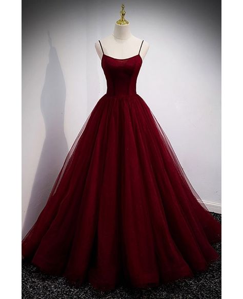 Ballgown https://linktr.ee/angelcollections.in Wear a ballgown to be the belle of the ball! It is a formal dress that reaches the floor and is ideal for a formal occasion like a ball or a black-tie event with a dress code. This look can take on many different shapes, from a mermaid silhouette to a princess silhouette with a pronounced pouffy skirt. Wear a ball gown when you want to make a grand entry and dazzle everyone in the room!... #angelcollections Vestiti Prom, Abi Ball, Dark Red Prom Dress, Wine Red Prom Dress, Vestidos Color Vino, Two Piece Evening Dresses, Tulle Straps, Dress Wine, Prom Dresses Two Piece