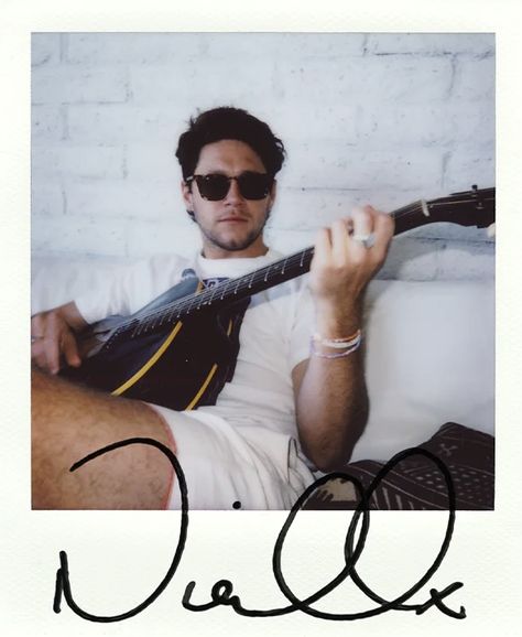 Niall Horan Signed Polaroid. Image from his merchandise website. One Direction Bedroom, Polaroid Image, One Direction Fanart, Harry Styles Poster, One Direction Quotes, One Direction Harry Styles, Irish Princess, Taylor Swift Posters, Polaroid Pictures