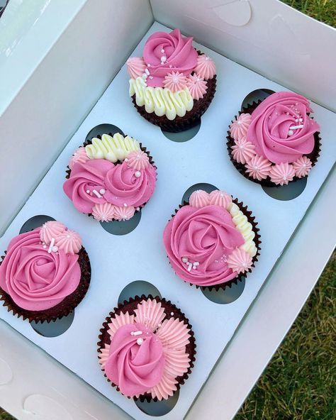 Pink Girly Cupcakes, Simple Pink Cupcakes, Pink Themed Cupcakes, Pink And White Cupcakes Ideas, Red And Pink Cupcakes, Cupcake Business Ideas, Girly Cupcakes Birthday, Pink Cupcakes Decoration, Pink Cupcake Ideas