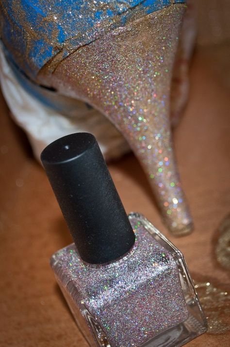 Diy Heels Makeover, Diy Glitter Shoes, Diy Heels, Glitter Spray Paint, How To Make Glitter, Diy Wedding On A Budget, Shoe Makeover, Silver Glitter Nails, Frugal Girls