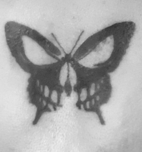 Ölüm Kelebeği Neck To Ear Tattoo, Aesthetic First Tattoos, 90s Goth Tattoo, Grunge Goth Tattoos, Moth And Butterfly Tattoo Design, Punk Tattoos For Women, Easy Aesthetic Tattoos, Butterfly Torso Tattoo, Tattoos For Metalheads