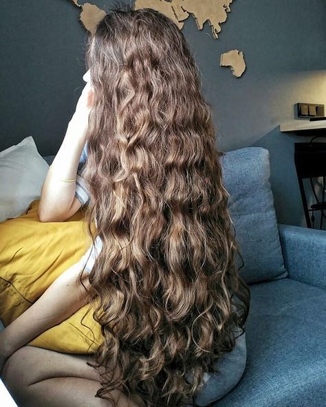 Big Waves Tutorial: Voluminous and Bouncy Hairstyles for Bold Statements Pelo Ondulado Natural, Extremely Long Hair, Long Hair Pictures, Curly Hair Inspiration, Curly Girl Hairstyles, Super Long Hair, Long Wavy Hair, Very Long Hair, Long Hair Girl