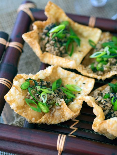 Crispy Wonton Dumplings, easy Japanese canape Canapes Ideas, Vegetarian Canapes, Dumplings Easy, Japanese Appetizers, Wonton Dumplings, Canapes Recipes, Ny Food, Crispy Wonton, Party Bites