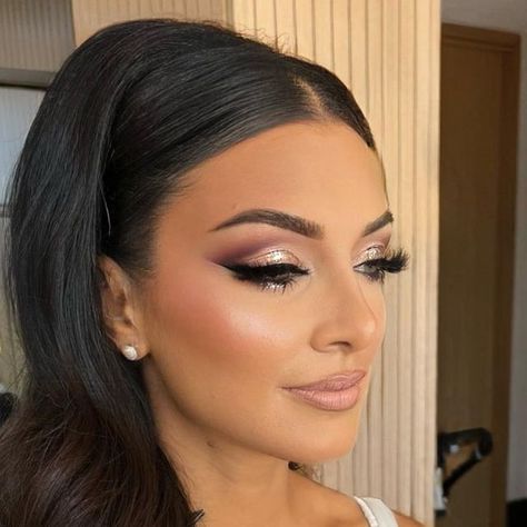 Makeup Artist on Instagram: "Full glam bride 💗 . . @patricktabeauty major dimensions rose palette @anastasiabeverlyhills luminous foundation @__dollbeauty_ shine bright highlighter, give me sun bronzer & come to mumma lipstick @maccosmetics strip down liner @velvetlash.official dior lashes @urbandecaycosmetics midnight cowboy glitter liner . @hairbyhatem . #perthmua #mua #makeup #makeuplooks #motd #fyp #hudabeauty #makeuplover #makeupideas #abh #makeupjunkie #makeuptutorials #makeupaddic Rose Gold Eye Makeup Wedding, Bride Makeup Winged Eyeliner, Bronze Full Glam Makeup, Bride Makeup Full Glam, Bridal Full Glam Makeup, Bride Soft Glam Makeup, Sparkly Wedding Makeup, Full Glam Makeup Looks Glitter, Full Glam Prom Makeup