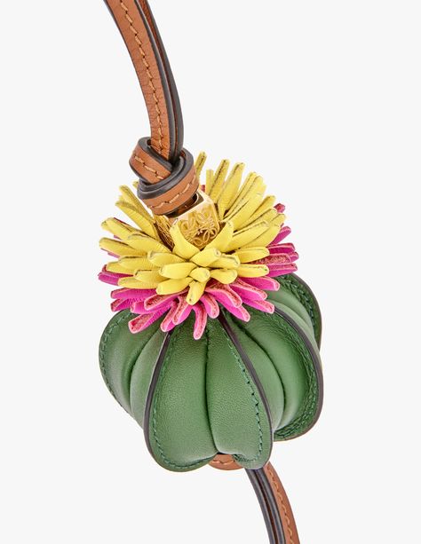 Leather Conditioner Diy, Cactus Bag, Crea Cuir, Mens Leather Accessories, Favorite Handbags, Handbag Charms, Leather Flowers, Leather Projects, Leather Conditioner