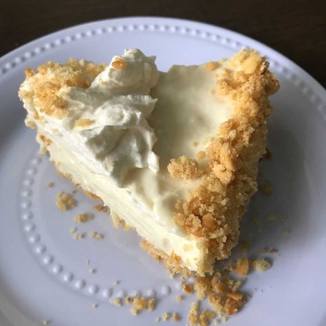 Ritz Crust Lemon Pie aka Ritzy Lemon Pie Ritz Cracker Pie Crust Recipe, Freezer Pies, Cream Cheese Condensed Milk, Easy Lemon Icebox Pie, Ritz Cracker Dessert, Ritz Cracker Crust, No Bake Lemon Pie, Cracker Dessert, Ritz Cracker Recipes