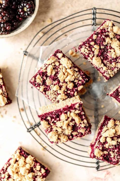 Mixed Berry Crumble, Easy Blueberry Desserts, Berry Crumble Bars, Blueberry Crumb Bars, Blueberry Desserts Recipes, Blueberry Bars, Crumb Bars, Berry Crumble, Blueberry Desserts