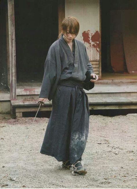 Takeru Sato as Kenshin Himura. Rurouni Kenshin Rurouni Kenshin Origins, Samurai Manga, Studio Ghibli Anime, Himura Kenshin, Samurai Clothing, Poses Dynamiques, Cowboy Bebop Anime, Ghibli Anime, Satoh Takeru