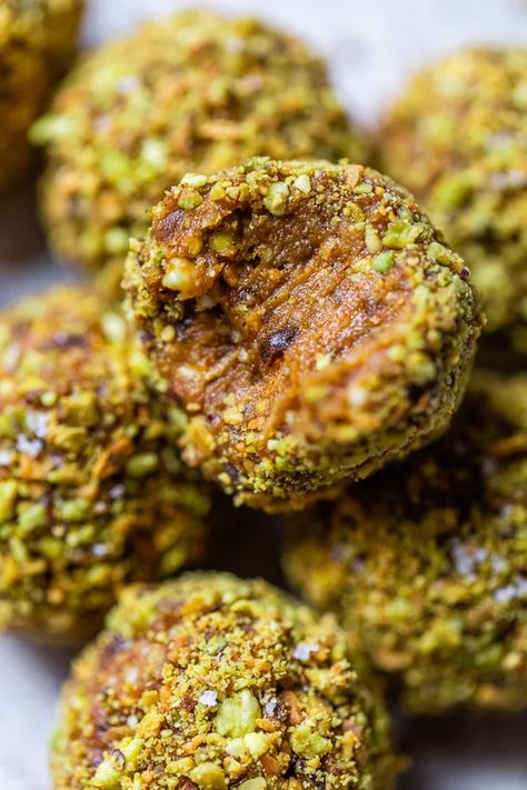 These no-bake Pumpkin Pistachio Energy Balls literally taste like little bites of pumpkin pie. Made with cashews, pistachios, dates, pumpkin and spices. #energyballs #dateballs Pistachio Energy Balls, Pumpkin Pistachio, Pistachio Pie, Bake Pumpkin, Immune Boosting Foods, Homemade Pumpkin Puree, Eat Seasonal, Nutrient Rich Foods, Skinny Taste Recipes