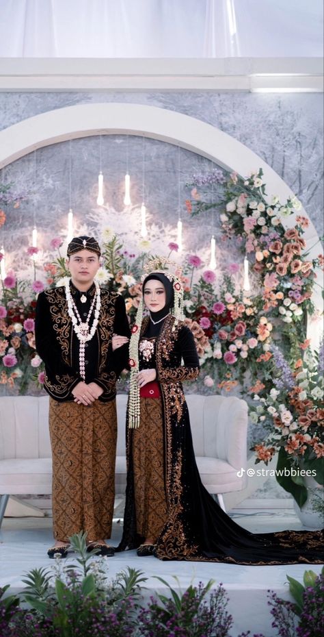 Wedding Dress Hijab Adat Jawa, Pernikahan Adat Jawa Hijab, Javanese Wedding Hijab, Wedding Jawa Hijab, Wedding Dress Jawa, Pose Akad Nikah, Kebaya Wedding Hijab, Pengantin Adat Jawa Hijab, Pengantin Jawa Hijab