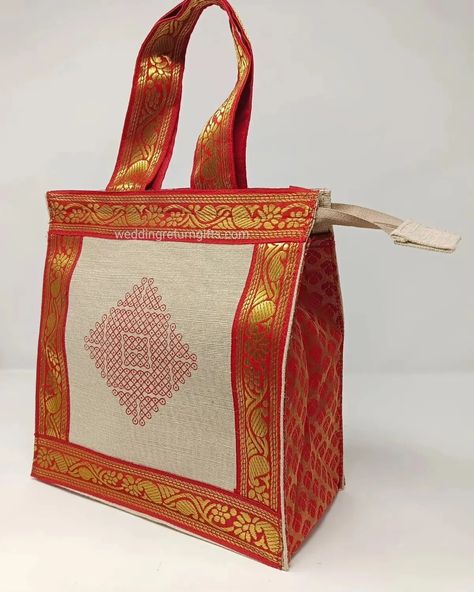 Traditional Return Gift Ideas, Indian Sweet Box Design, Indian Wedding Return Gifts, Jute Painting, Customized Gift Bags, Diy Bag Painting, Wedding Return Gifts, Fancy Items, Traditional Bags