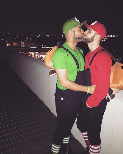 Costumes For Two Couples, Gay Couples Costumes For Halloween, Cheap Couples Costumes, Gay Couple Costumes, Halloween Costumes For Two, Creative Couples Costumes, Mario And Luigi Costumes, Costumes For Two, Diy Halloween Costumes For Couples