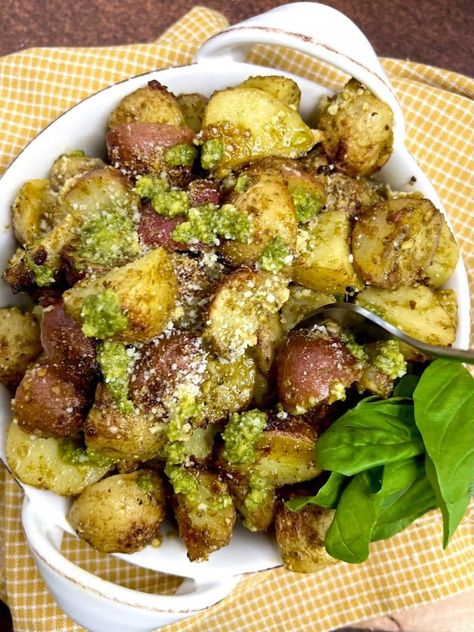 Easy Pesto-Roasted Potatoes Italian Sides, Christmas Turkey Dinner, Friendsgiving Food Ideas, Pesto Potatoes, Turkey Meatballs Baked, Friendsgiving Food, Mini Potatoes, I Want Food, Green Beans And Potatoes