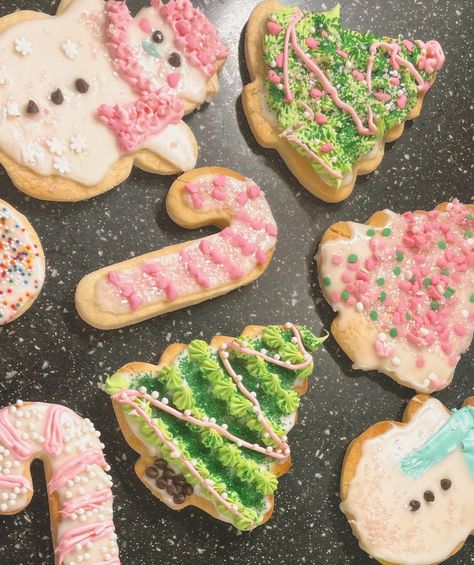 Decorating Cookies Party, Pink Christmas Cookies Aesthetic, Sugar Cookie Inspo Christmas, Baking Christmas Aesthetic, Girly Christmas Cookies, Santa Baby Cookies, Holiday Baking Aesthetic, Christmas Treats Aesthetic, Pink Christmas Food