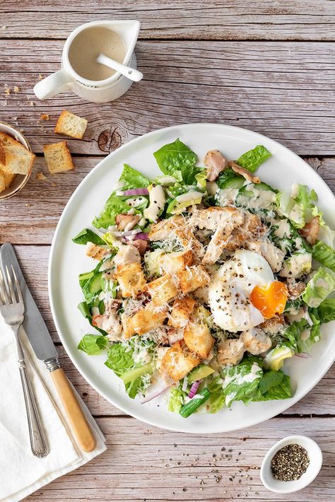 What makes this the ultimate Caesar salad? It features all the best classic additions (chicken, bacon, eggs, croutons), plus extra veggies and a delicious homemade dressing that doesn’t include anchovies! Salad Caesar, Salad Aesthetic, Homemade Caesar, Eggplant Curry, Resep Salad, Caesar Salad Recipe, Easy Chicken Breast, Bacon Eggs, Chicken Breast Recipes Easy