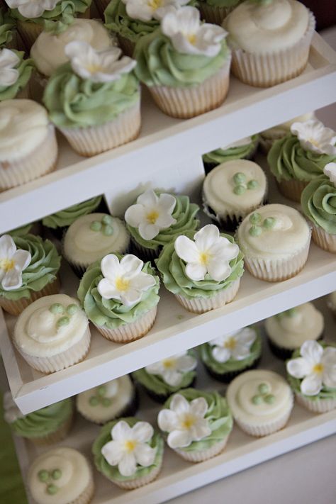 Gorgeous cupcakes Sage White And Gold Cupcakes, Pastel Green Cupcakes, Olive Green Cupcakes, Green And White Grad Party, Green Cupcakes Decoration, Garden Theme Cupcakes, White And Green Cupcakes, Green Flower Cupcakes, Botanical Cupcakes