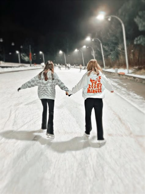 Ice Skating Pictures, Skating Pictures, Photos Bff, Skating Aesthetic, Winter Inspo, Winter Photoshoot, I Love Winter, Winter Photos, Winter Love