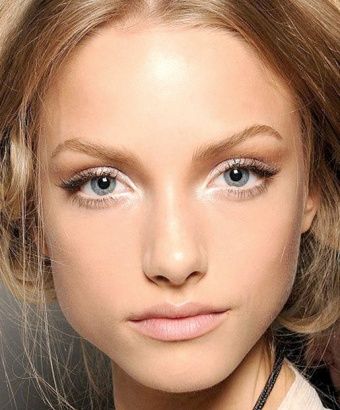 White Eyeshadow Makeup Runway, Spring Makeup Trends, Makeup Cantik, Dag Make Up, Wedding Hairstyles And Makeup, Pele Natural, Gene False, Makeup Pengantin, Makeup Tip