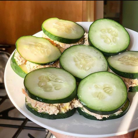 Tuna Cucumber, Cucumber Sandwiches, Starting Keto Diet, Tuna Fish, Paleo Lunch, Delicious Lunch, Healthy Food Dishes, Idee Pasto, Healthy Lifestyle Food