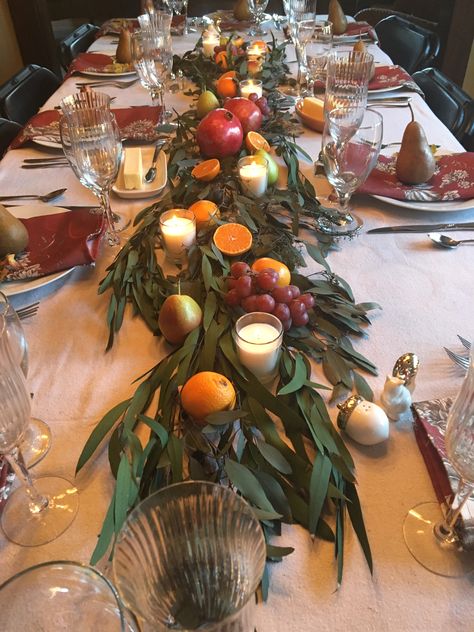 Thanksgiving Tablescape Floral Thanksgiving Table, Fruit Table Scape, Fruit Centerpiece Ideas, Fruit Centerpieces Wedding, Fruit Tablescape, Tudor Christmas, Christmas Centrepiece Ideas, Easy Thanksgiving Table Decor, Thanksgiving Table Decor Ideas