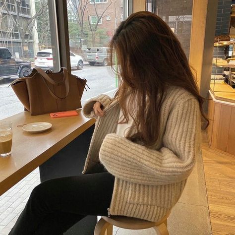 Coffee Date Outfit Korean, Minimalist Girl Aesthetic, City Aesthetic Outfit, Chill Lifestyle, Coffee Tiramisu, Aesthetic Ethereal, Coffee Date Outfits, Japanese Lifestyle, Outfit Korean