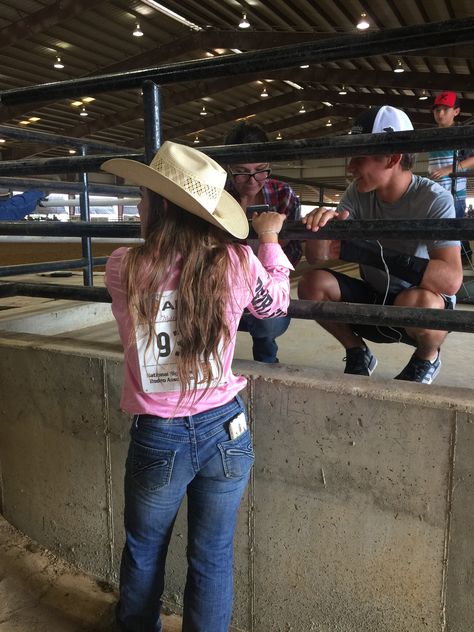 Rodeo Girlfriend, Country Girlfriend, Racing Couple, Stockshow Outfits, Barrel Racing Outfits, Country Best Friends, Country Couple Pictures, Country Relationship Goals, Couple Life