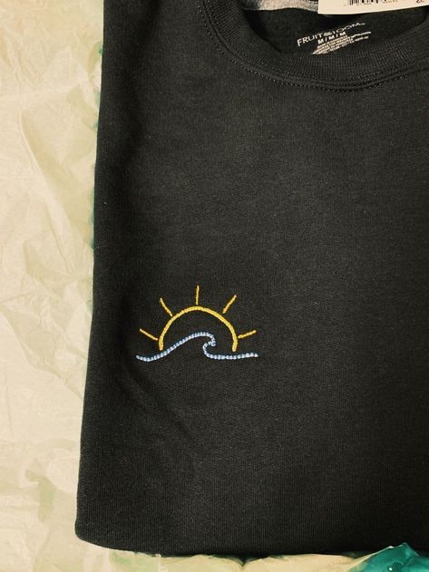 Imbrodri Design On Shirt, Easy T Shirt Embroidery, Embroidered Waves Simple, Easy Diy Embroidery Patterns, Black Sweatshirt Embroidery Ideas, Embroidery Waves Simple, Simple Wave Embroidery, Easy Shirt Embroidery, Embroidery Black Shirt