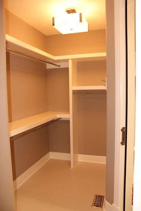 U Shaped Bedroom Closet, Small Corner Closet Organization Ideas, L Closet Ideas, Double Shelf Closet, L Shaped Walk In Closet Design, U Shaped Closet Design, Simple Walkin Closet Ideas, Diy Corner Closet Ideas, Double Rod Closet Ideas