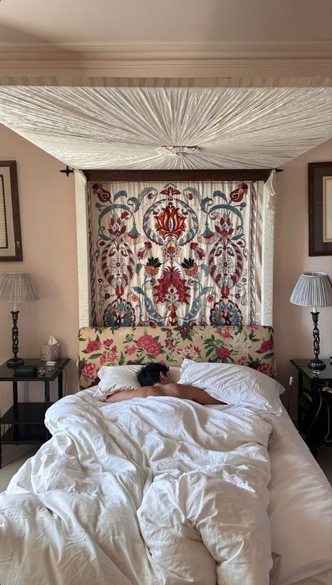 Tapestry bed+fabric on the celling Bed Next To Closet, Italy Inspired Bedroom, How To Hang Tapestry On Wall, Making Bed Aesthetic, Tapestry Behind Bed, How To Make A Bed, Cinder Block Bed Frame, Bed Tapestry, Tapestry Bed