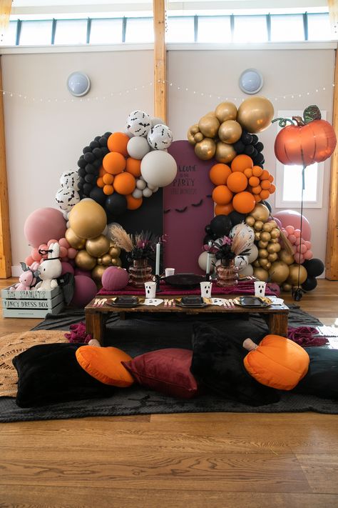 Halloween Picnic Party, Pallet Picnic, Halloween Picnic, Halloween Pallet, Balloon Inspiration, Halloween Setup, Pallet Halloween, Halloween First Birthday, Halloween Balloon