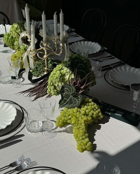 Honesty Flora on Instagram: "One for the ages for G&G 🕯️" Green Themed Dinner Party, Chateau Villette, Table Setting Green, Siren Wedding, Green Dinner Party, Table Setting Ideas Wedding, Event Table Decorations, Dinner Display, Floral Tablescapes