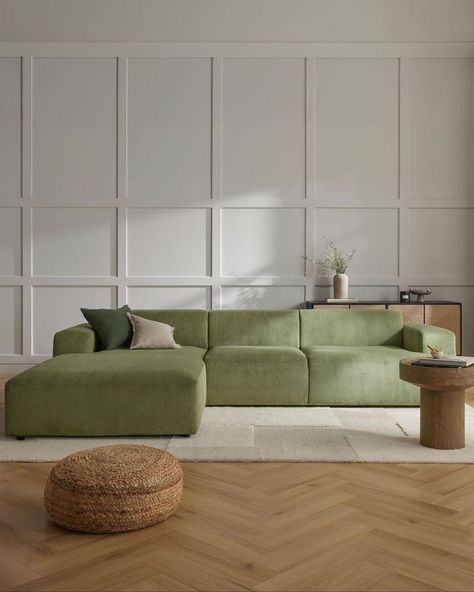 Trendy Couches Living Rooms, Japandi Sofa, Green Couch Living Room, Curvy Sofa, Green Sofa Living Room, Interior Design Color Schemes, Retro Interior Design, Apartment Decorating On A Budget, Green Couch