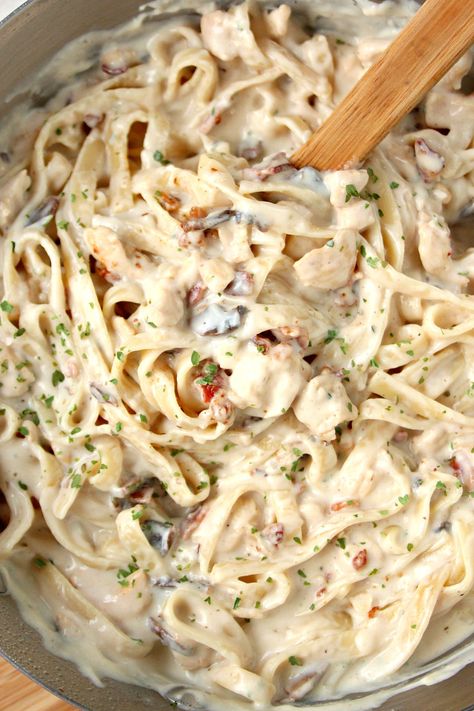 Bacon Mushroom Chicken Alfredo Recipe - creamy pasta that couldn't be easier to make! Bacon, mushrooms, chicken and garlicky Parmesan Alfredo sauce with fettuccine will make it your new favorite. Mushroom Alfredo Sauce Recipe, Pasta Alfredo Con Pollo, Parmesan Alfredo Sauce, Bacon Pasta Recipes, Chicken Scallopini, Mushroom Alfredo, Chicken Alfredo Recipe, French Chicken, Crockpot Chicken And Noodles