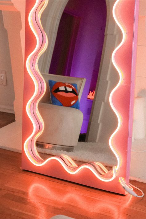 DIY wavy mirror, neon wavy mirror, Cool Mirror Frames, Mirror Light Ideas, Fun Mirror Ideas, Diy Retro, Neon Mirror, Funky Mirror Ideas, Cool Mirror, Spiegel Diy, Funky Mirrors